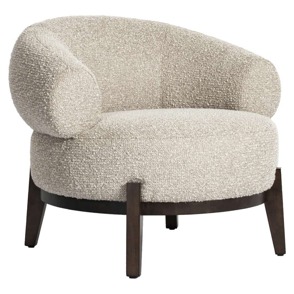 Luxe boho lounge stoel met zachte, textuurrijke bekleding en houten poten.
