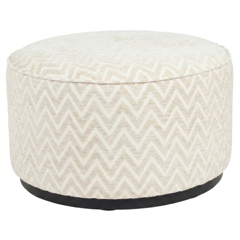 Ottoman met zigzag patroon in neutrale kleuren, perfect voor modern interieur.