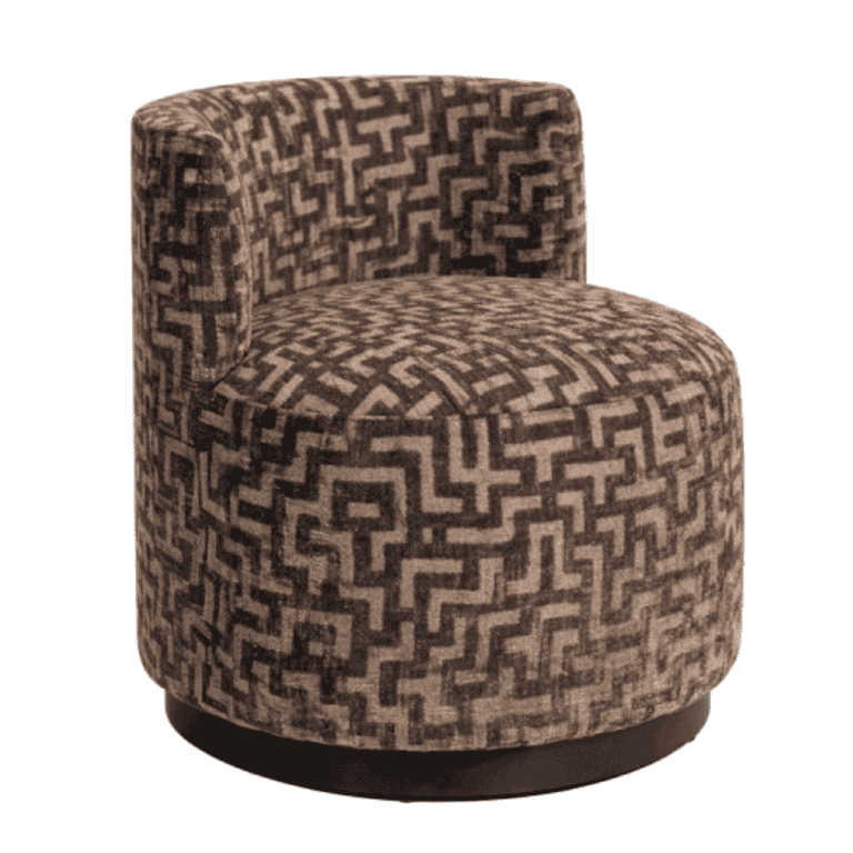 Ronde fauteuil met geometrisch patroon in bruin en beige, modern interieur.
