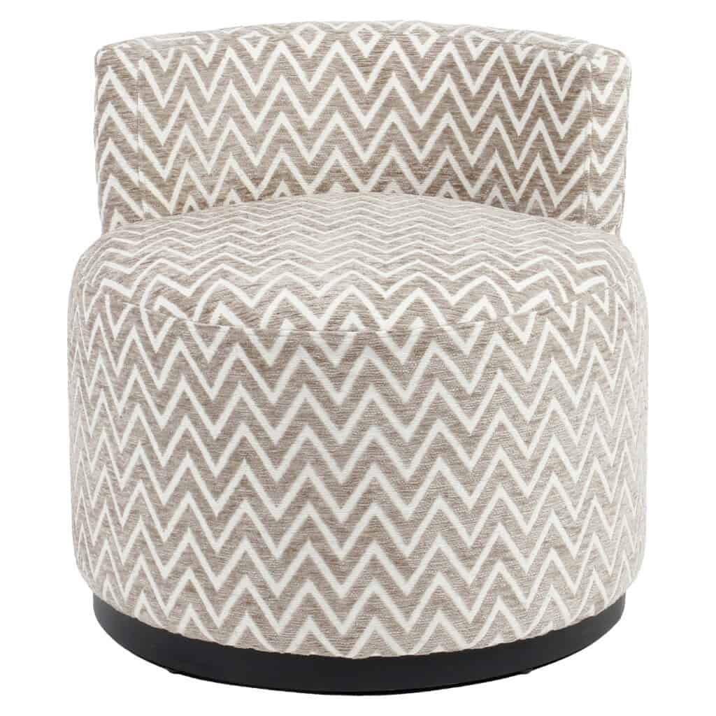 Comfortabele fauteuil met moderne zigzag patroon in beige en wit, perfect voor stijlvolle interieurs.