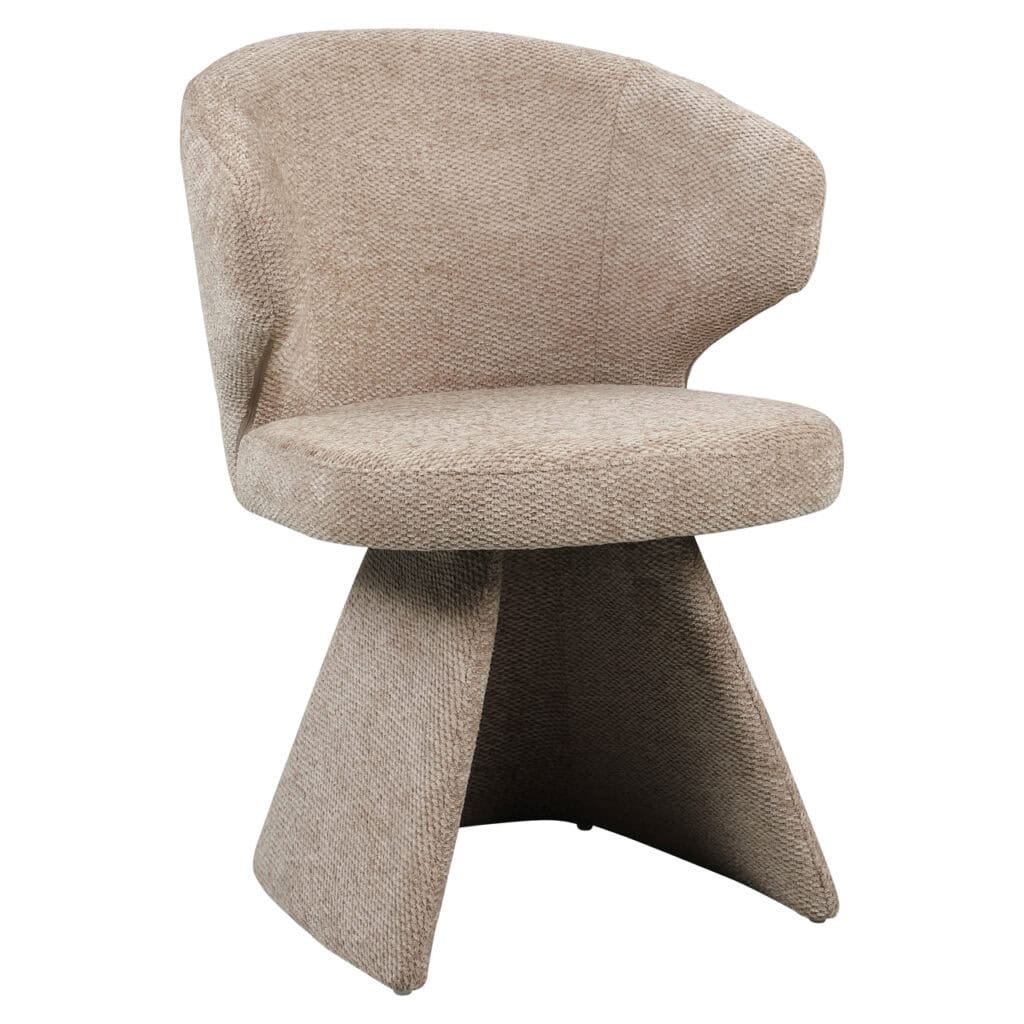 Moderne houten stoel met zachte beige bekleding en unieke ontwerp.