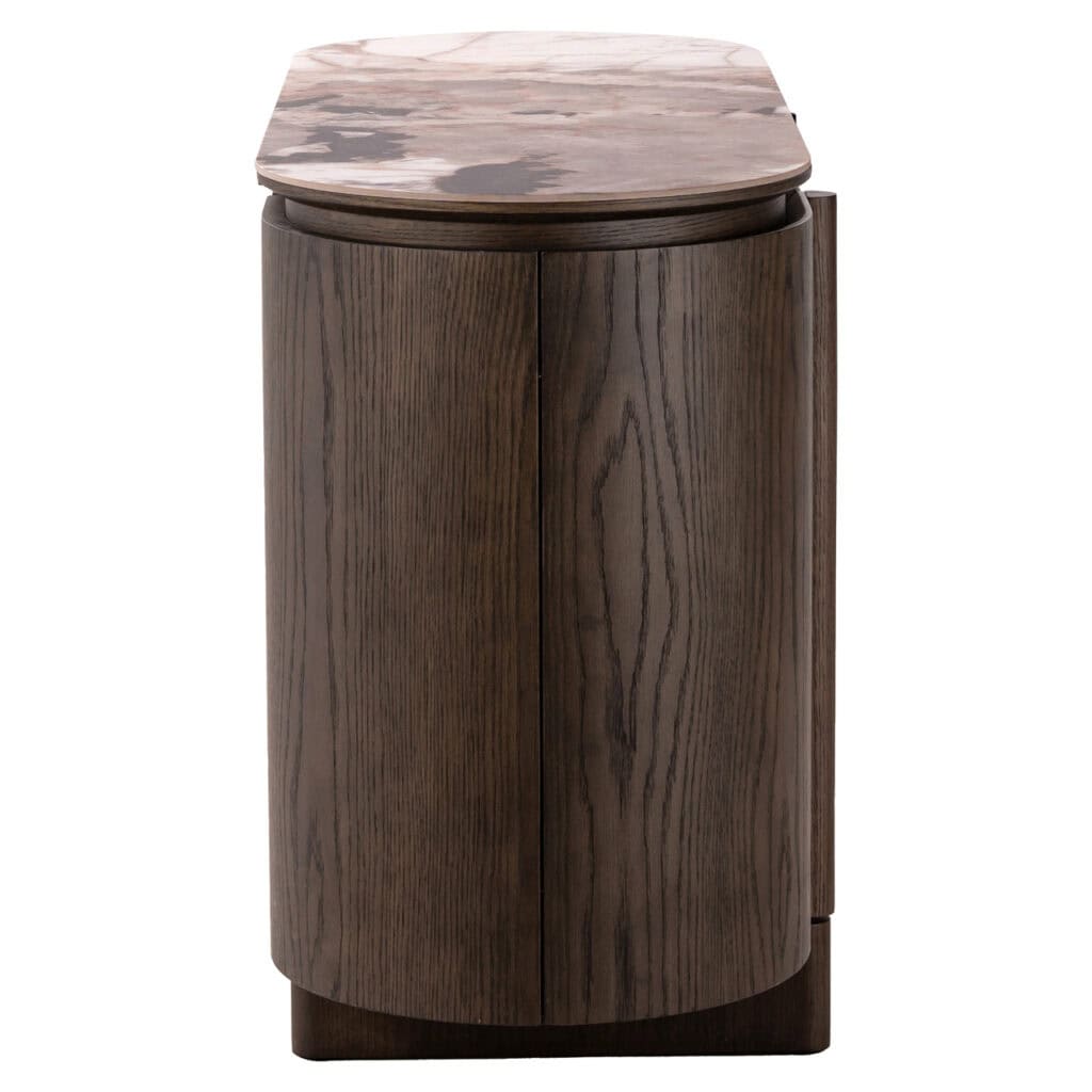 Elegant houten nachtkastje met ronde vorm en natuurlijke afwerking.