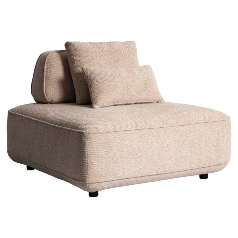 Comfortabele beige lounge fauteuil met kussens, perfect voor modern interieur.