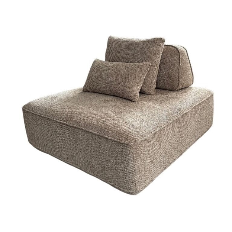 Luxe stoffen lounge stoel met kussens, perfect voor modern interieur en ontspanning.