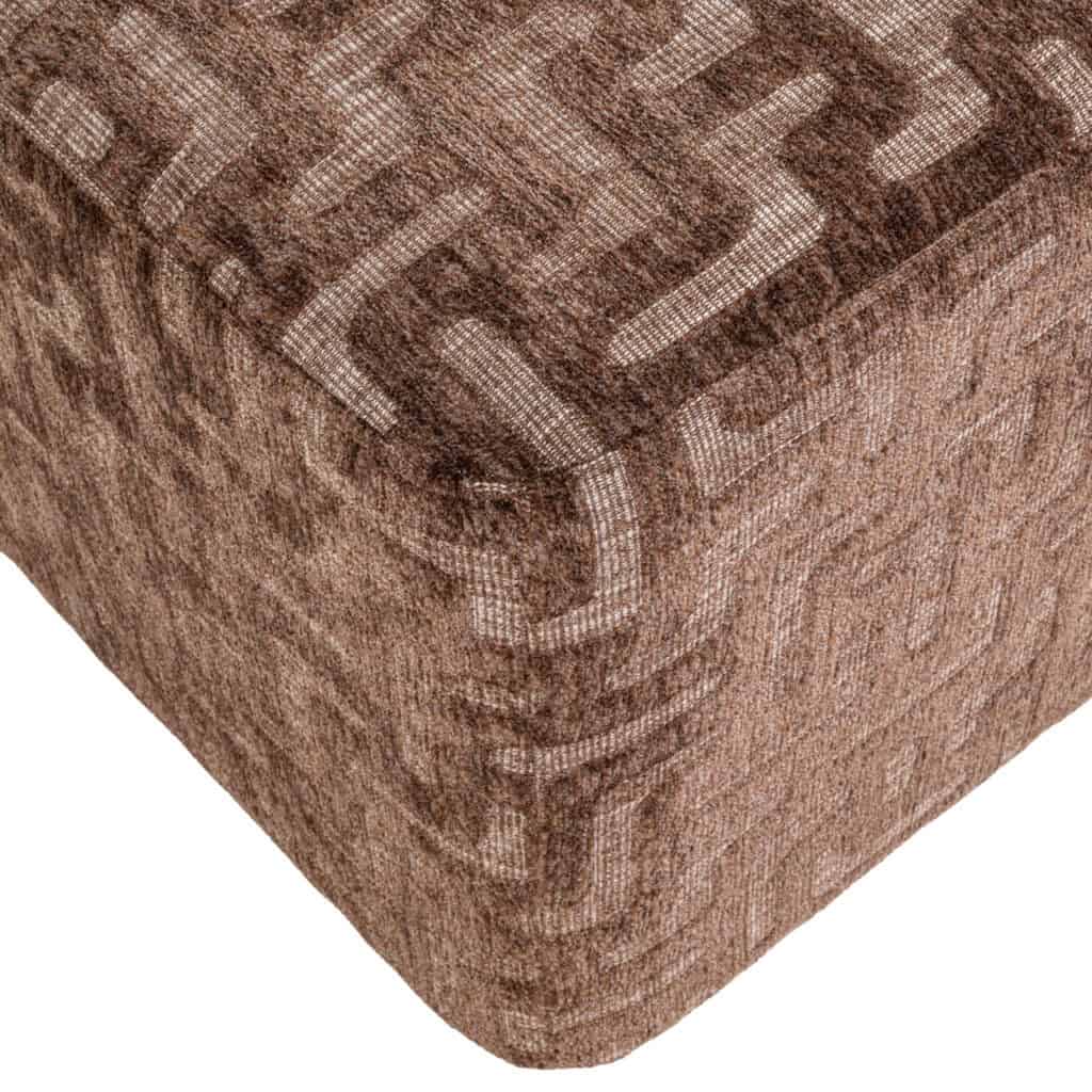 Geometrisch patroon op houten vloer in een modern interieur.