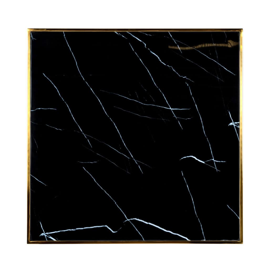 Table en marbre noir avec bordure dorée, au design moderne et luxueux.