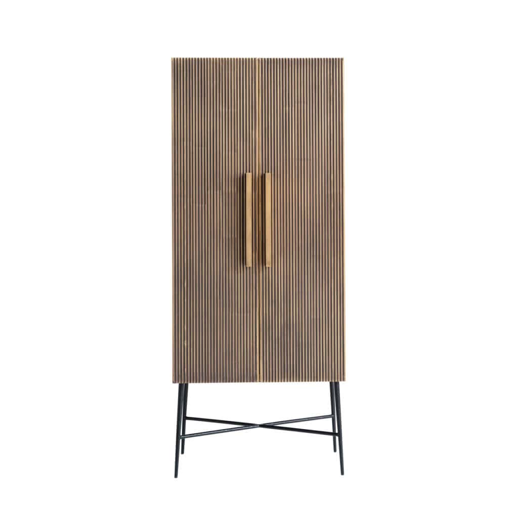 Moderne houten opbergkast met goudkleurige handgrepen en zwart metalen poten.
