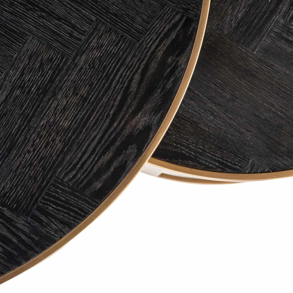 Schwarzer Couchtisch aus Holz mit goldenem Rand, modernes Design.
