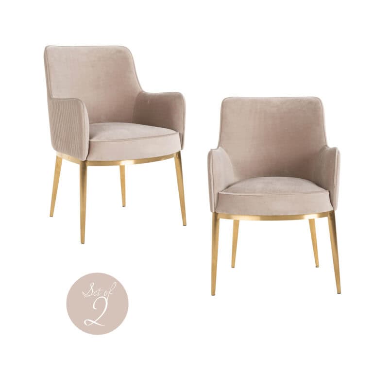 Zachte beige fauteuils met gouden poten, perfect voor stijlvolle woonruimtes.