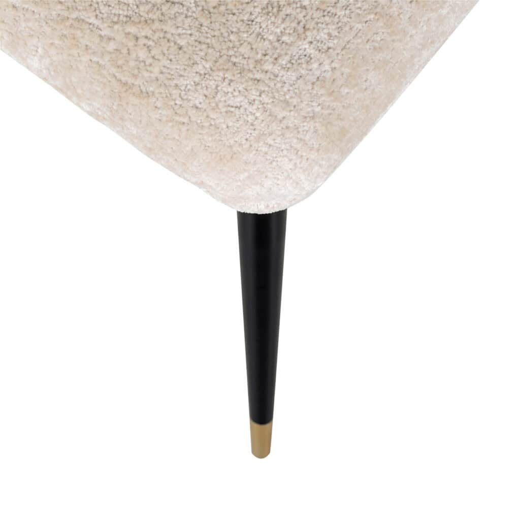 Détail d'un pied de chaise de salle à manger avec gold noire et gold .