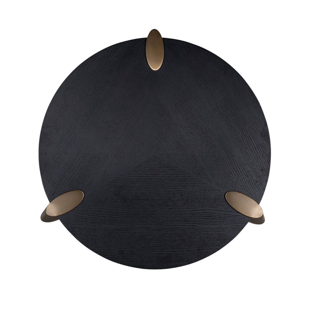 Moderne zwarte salontafel met drie goudkleurige poten.