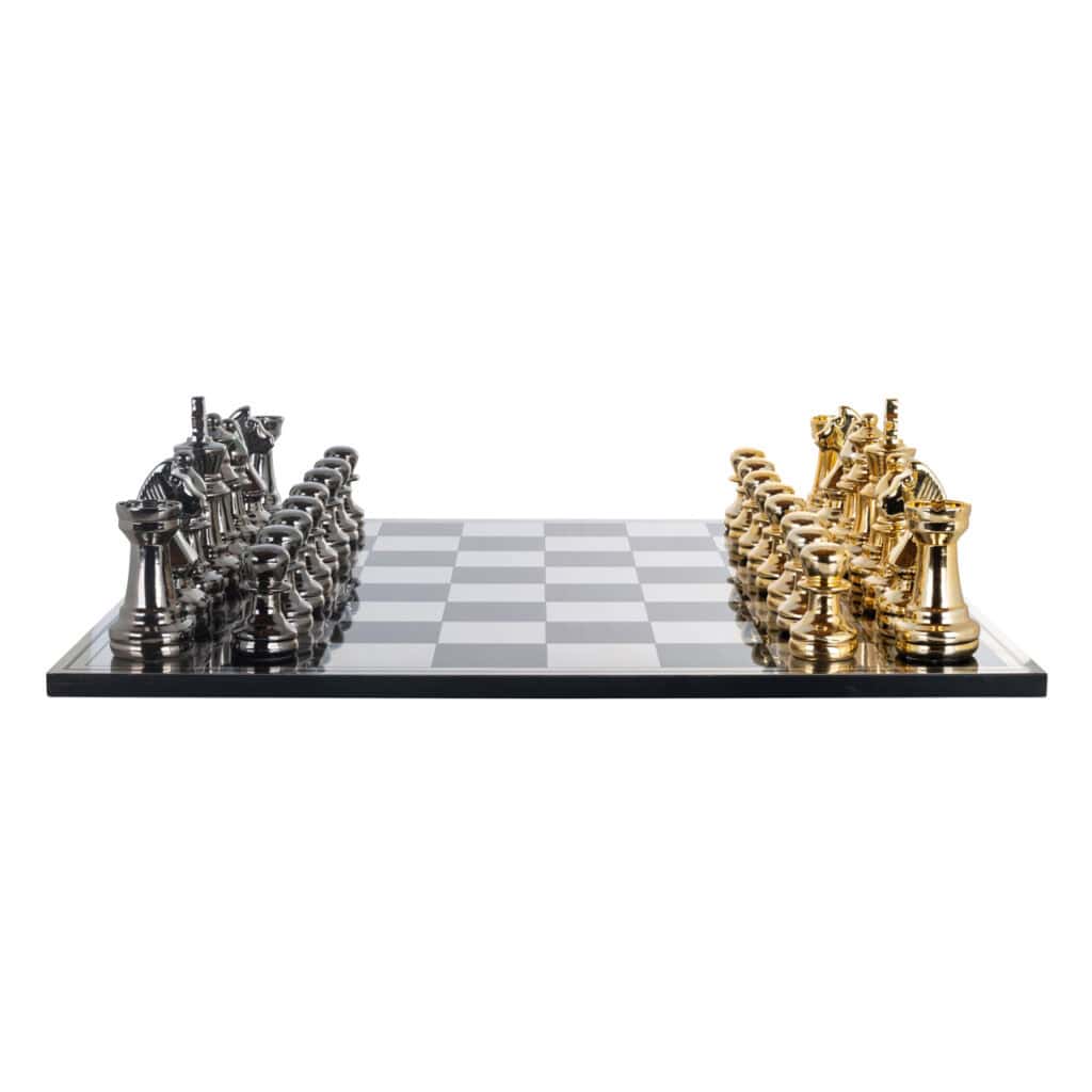 Elegante zwart-gouden schaakset op een luxe schaakbord.
