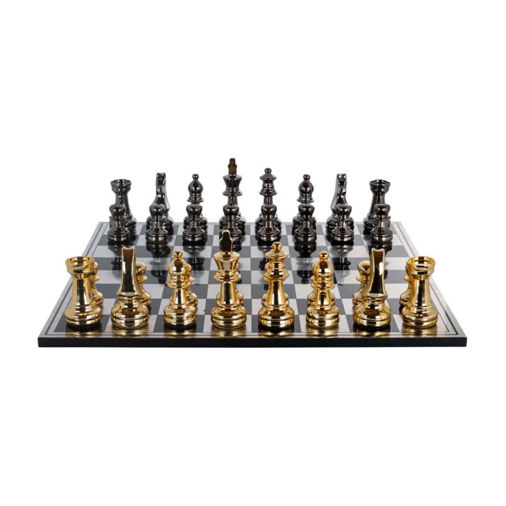 Luxe zwart-gouden schaakbord met schaakstukken voor decoratie.