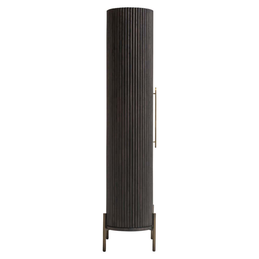 Zwarte vloerlamp met houten accenten, modern en stijlvol voor interieur.