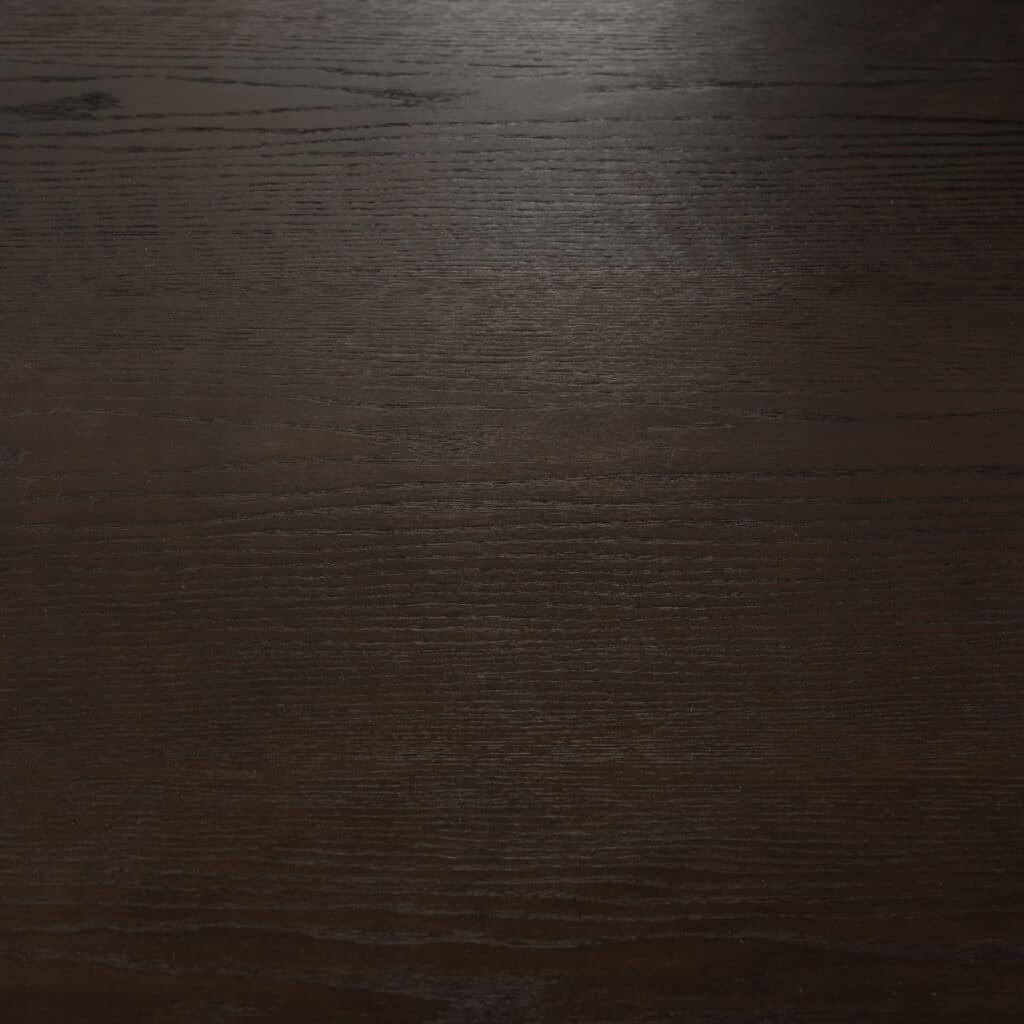 Table en bois foncé aux veines apparentes, pour une salle à manger élégante.