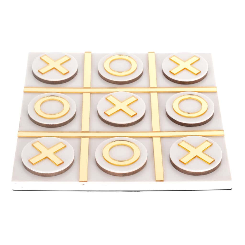 Dekoratives Tic-Tac-Toe-Spiel mit weißen und goldenen Details.