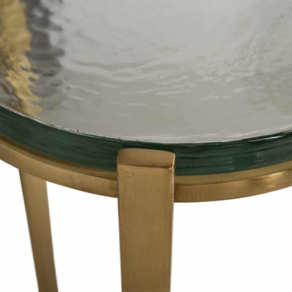 Detailansicht des goldenen Beistelltischs Aubrey Glasplatte.