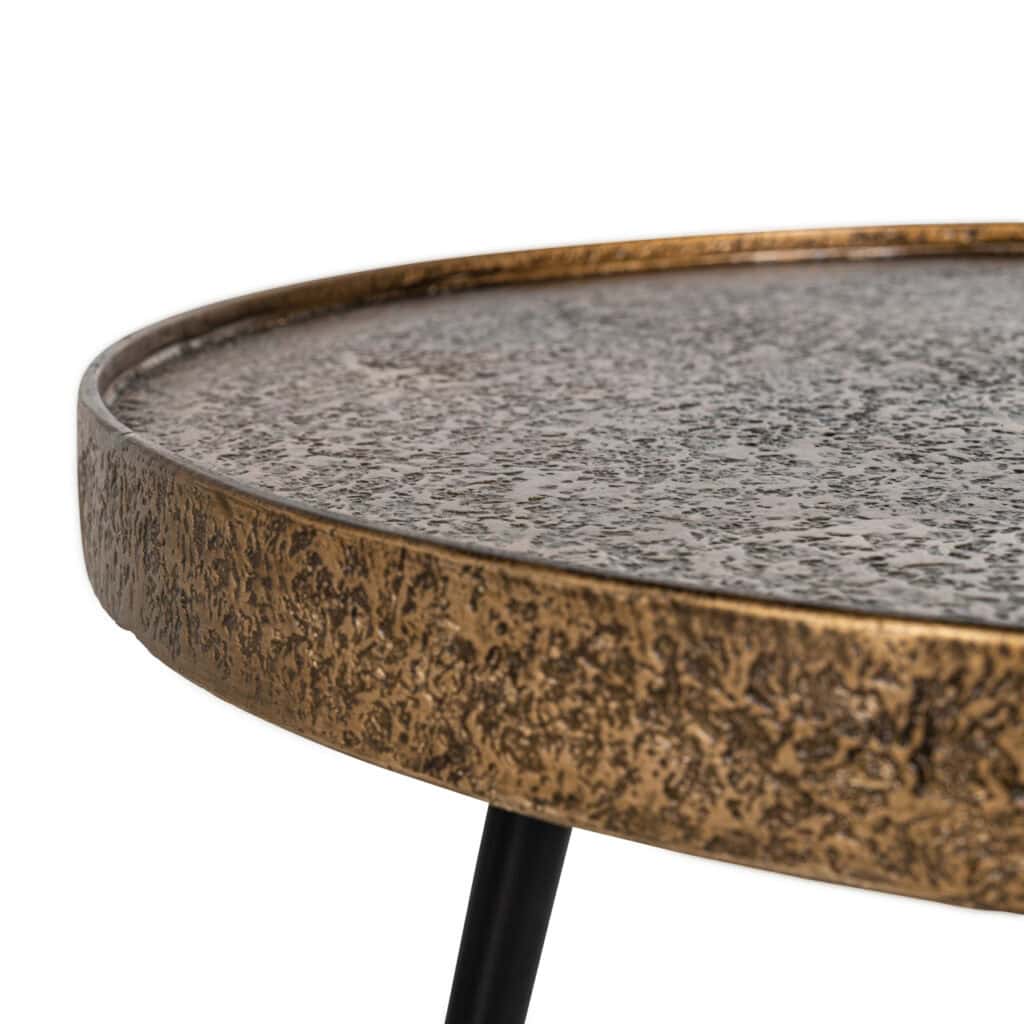 Bijzettafel met metalen afwerking en zwart metalen poot, modern design.