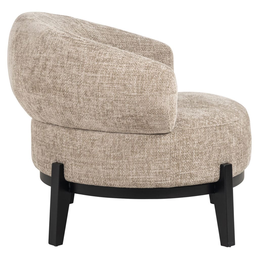Moderne lounge stoel met beige bekleding en zwarte poten.