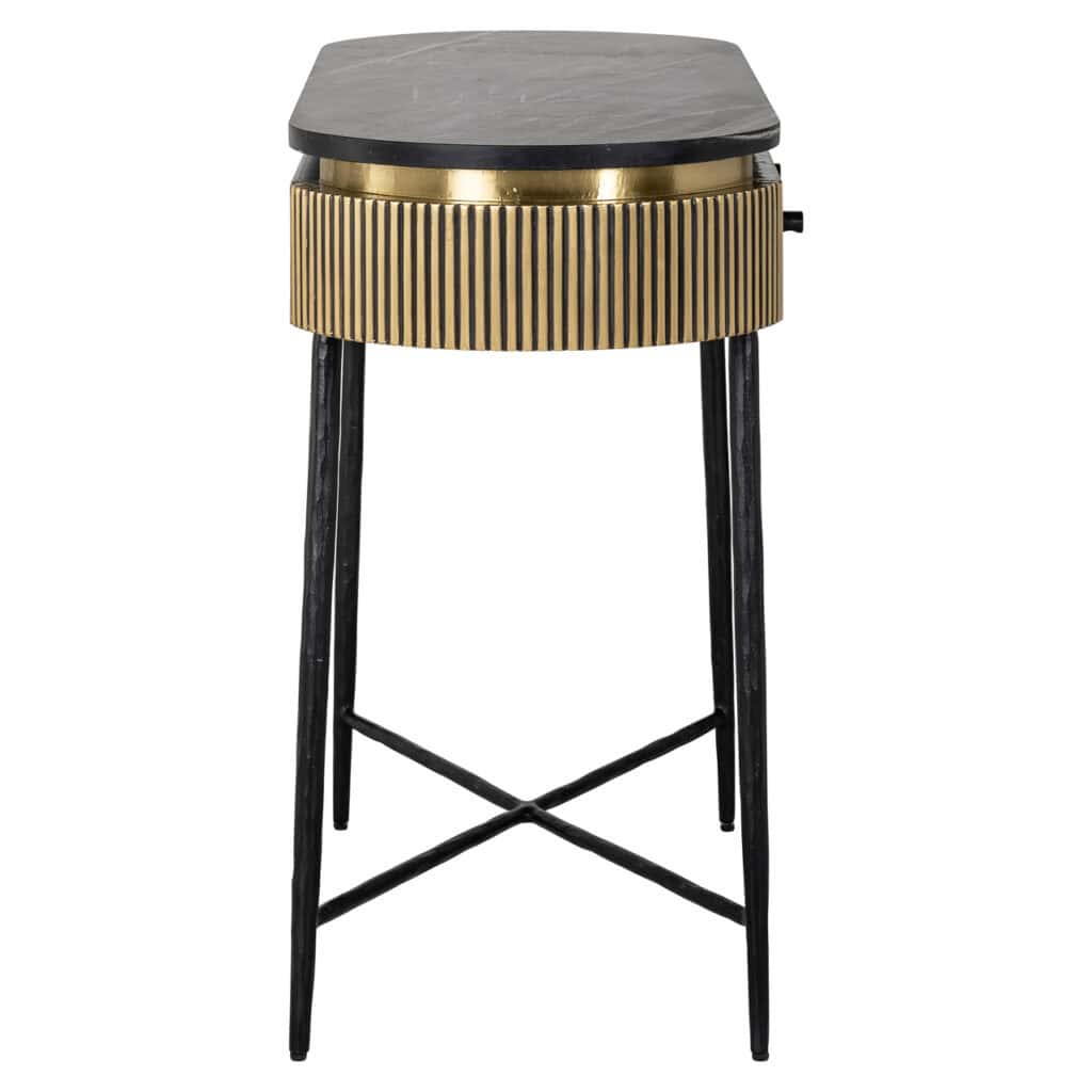 Dressoir Ironville met gouden details en zwart metalen poten.