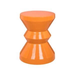 Orangefarbener Beistelltisch mit geometrischem Design, perfekt für moderne Innenausstattung und Wohnzimmerdekoration.