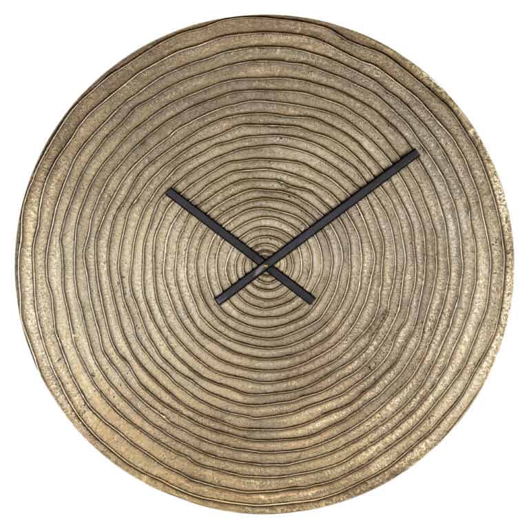 Natuurlijke houten wandklok met ronde, geprofileerde textuur en zwarte wijzers.