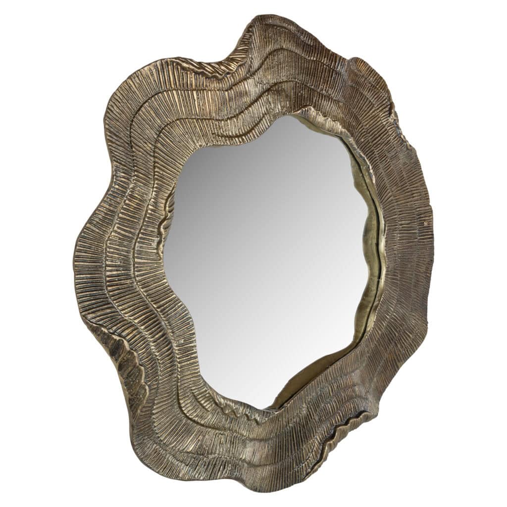 Gouden spiegel met unieke randvorm voor elegante interieurdecoratie.