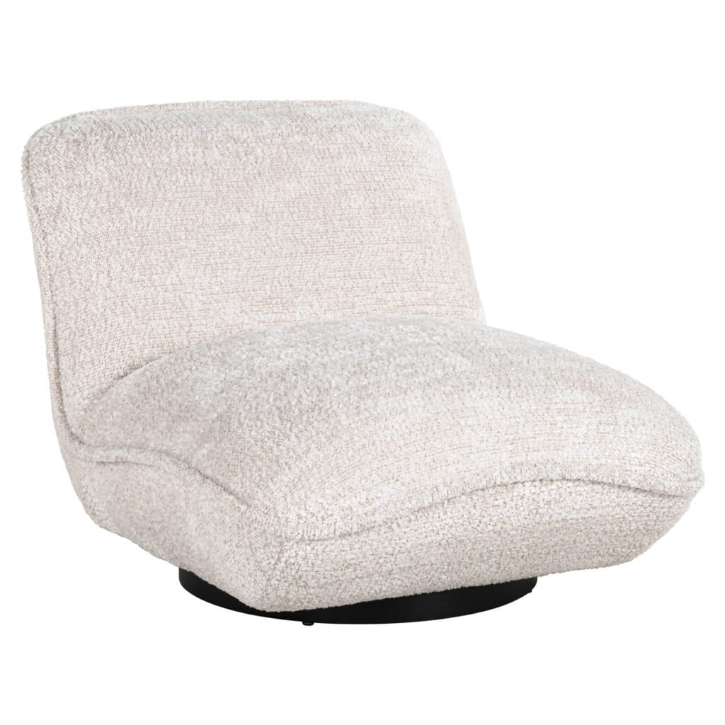 Luxe beige boho lounge stoel met zachte textuur en comfortabele zitting.