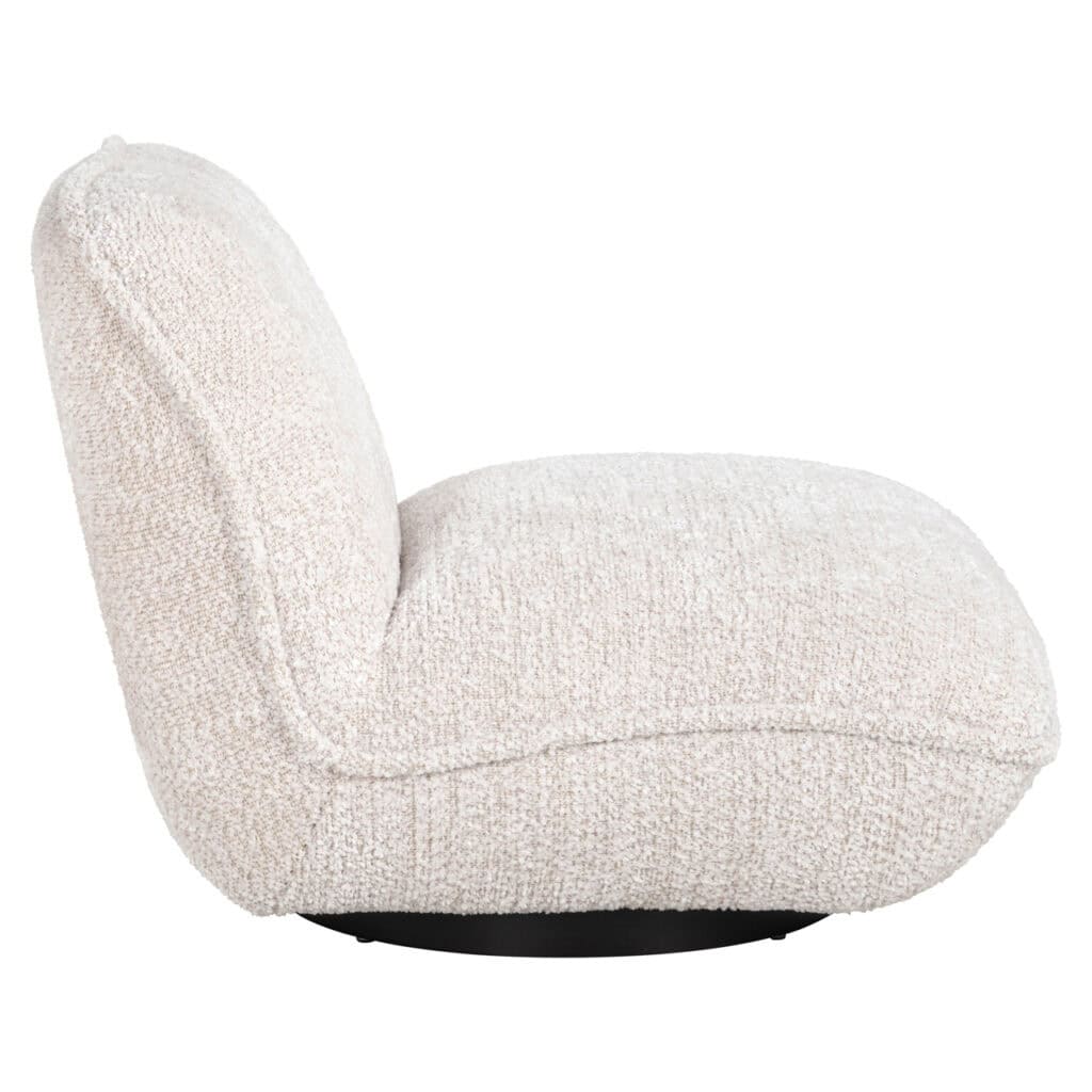 Luxe witte lounge stoel met zachte textuur, modern design.
