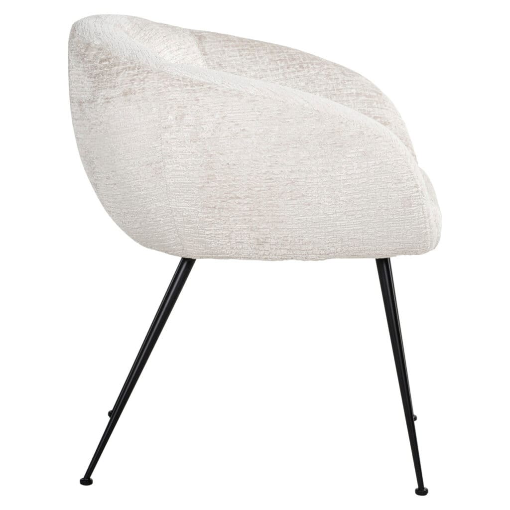 Chaise de salle à manger Ruby cream fusion des pieds noirs et un revêtement moelleux.