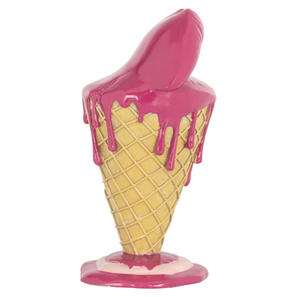 Glace décorative « Lips , avec un nappage brillant et un cornet gaufré.