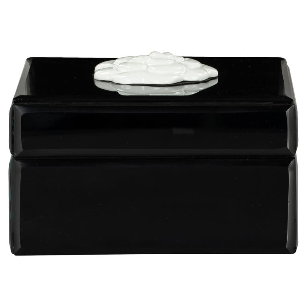Schwarze und weiße Aufbewahrungsbox mit dekorativem Blumenmotiv.