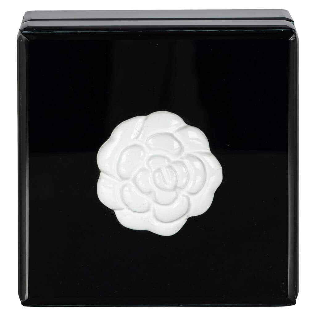 Schwarze Aufbewahrungsbox mit weißem Blumenmuster für die Inneneinrichtung.