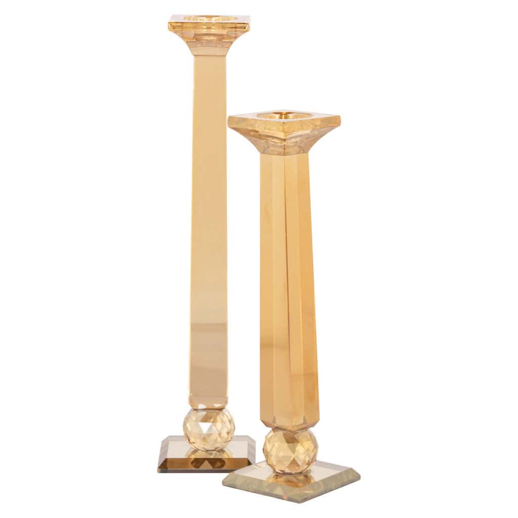 Luxe gouden kandelaars voor elegante interieurdecoratie, hoog en stijlvol design.