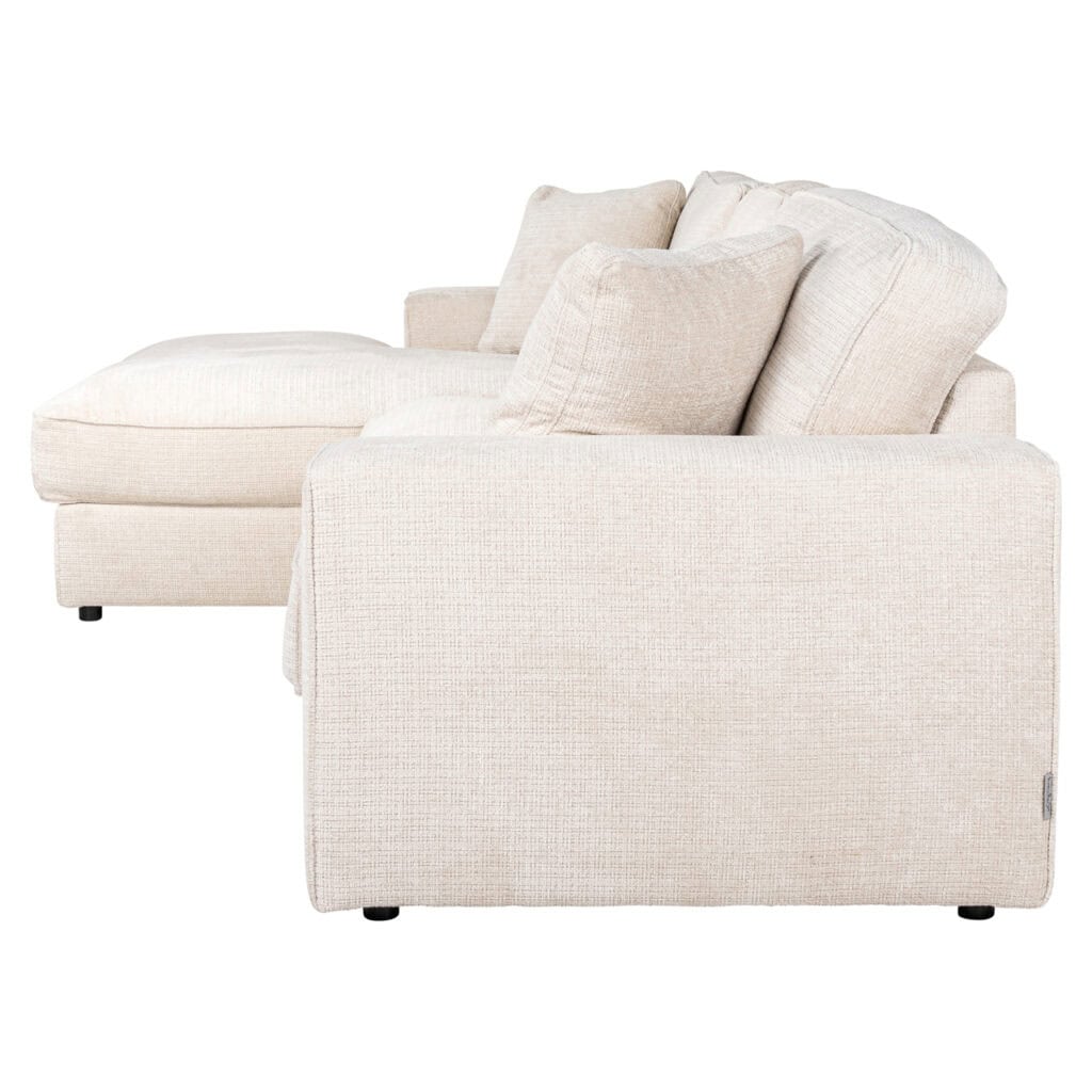 Licht beige bank met lounge links en comfortabele kussens.