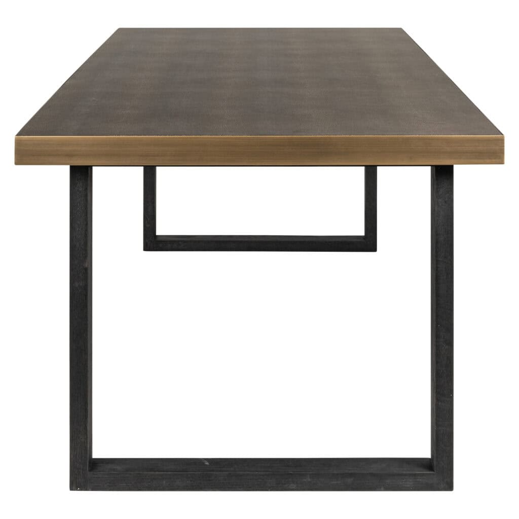 Moderne eettafel met houten blad en zwart metalen frame.
