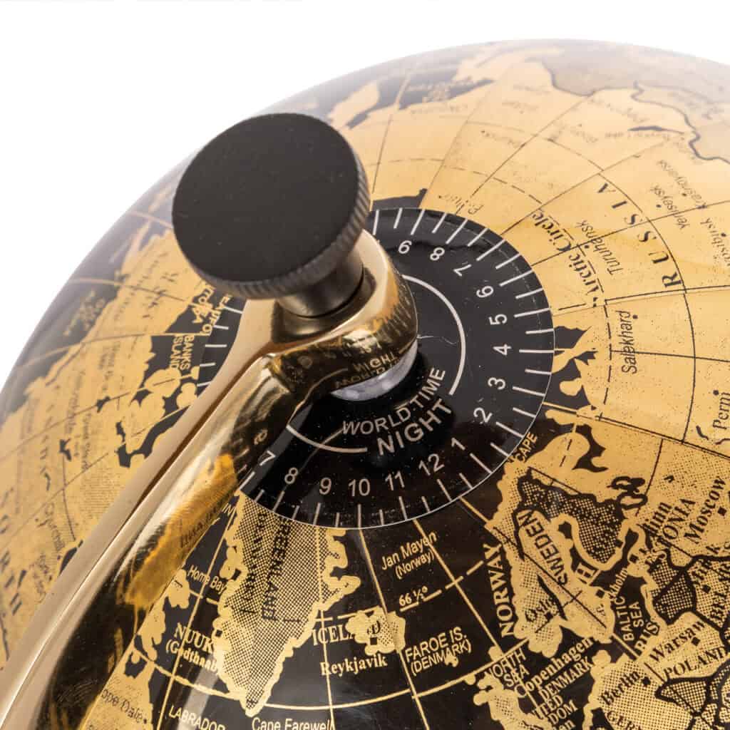 Dekorativer Globus mit schwarzen und goldenen Details zur Innendekoration.