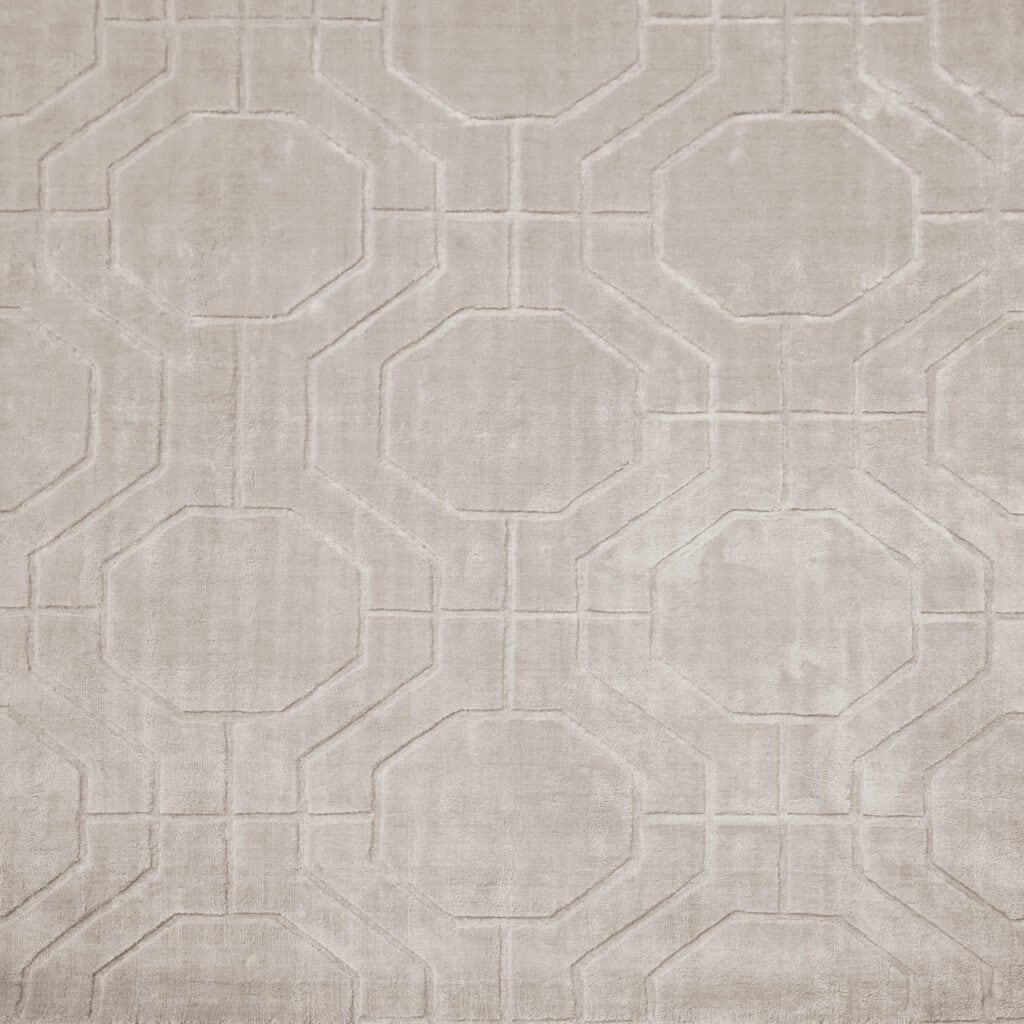 Licht ivoor vloerkleed met geometrisch patroon van Richmond Interiors.