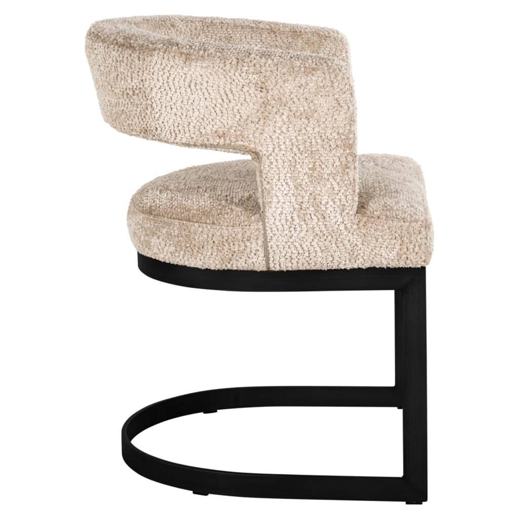 Zacht beige fauteuil met comfortabele bekleding en unieke ontwerp voor stijlvolle interieurs.