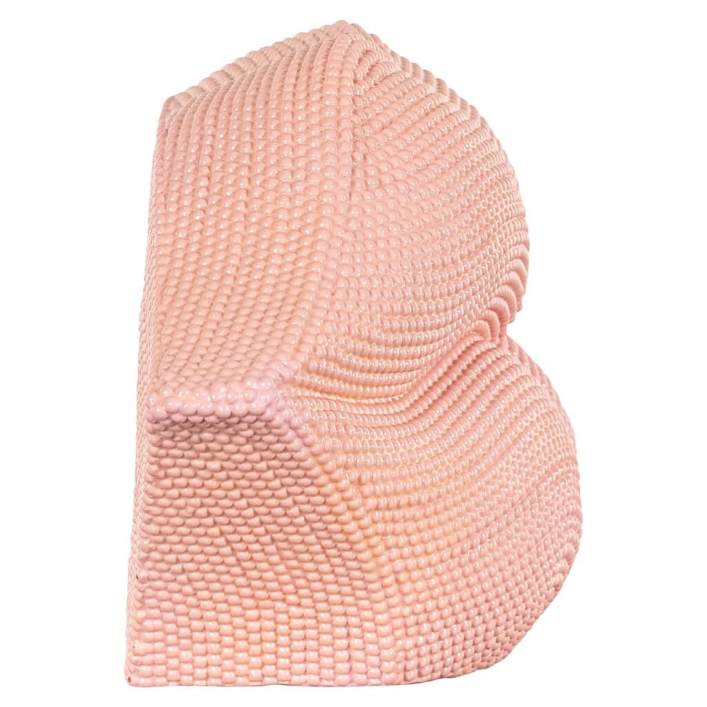 Roze gestoffeerde fauteuil met textuur en ronde vormen voor een stijlvolle woonkamer.