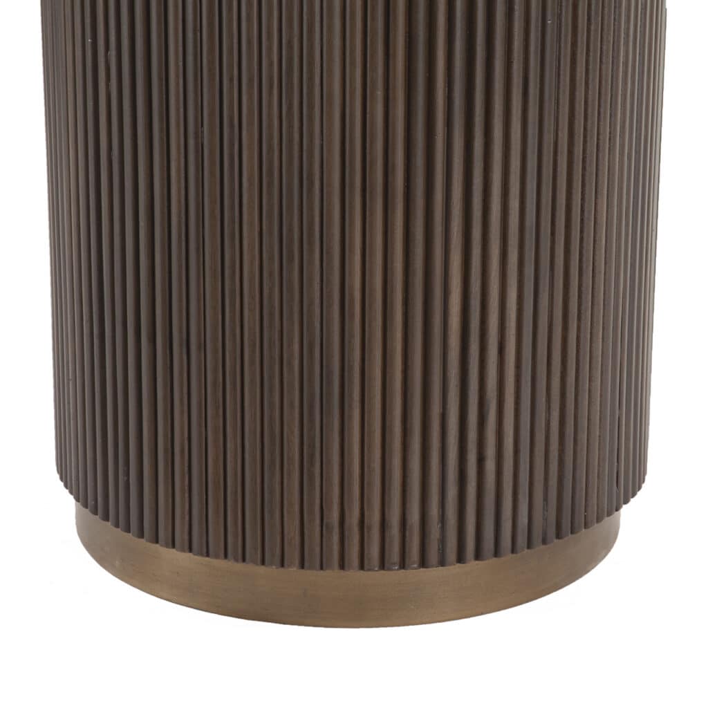 Details van een rond houten meubel met verticale latten.