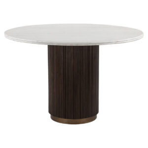 Moderne eettafel met witte marmeren blad en donker houten onderstel.
