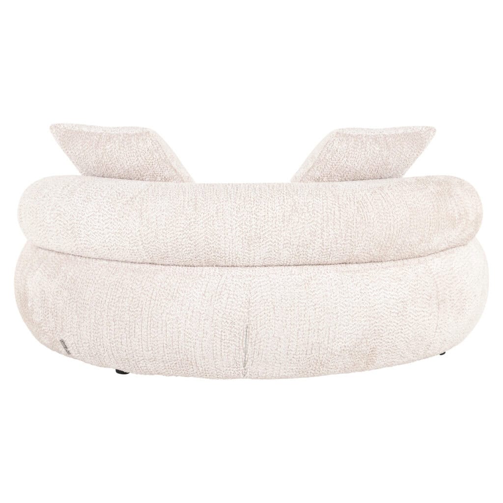Luxe beige zitzak met kussens voor een elegante woonkamer.