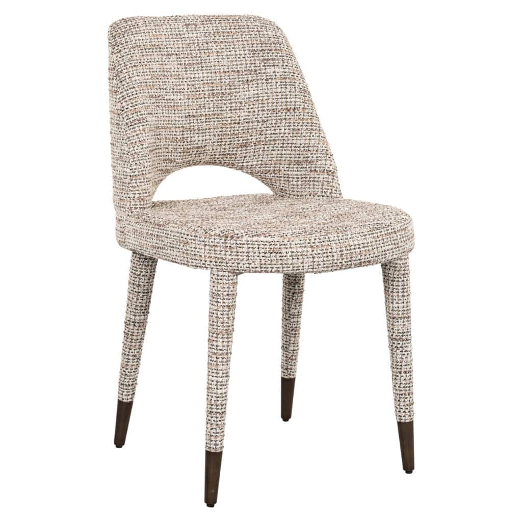 Eetkamerstoel Cecilia met trendy nature stoffen bekleding en houten poten.