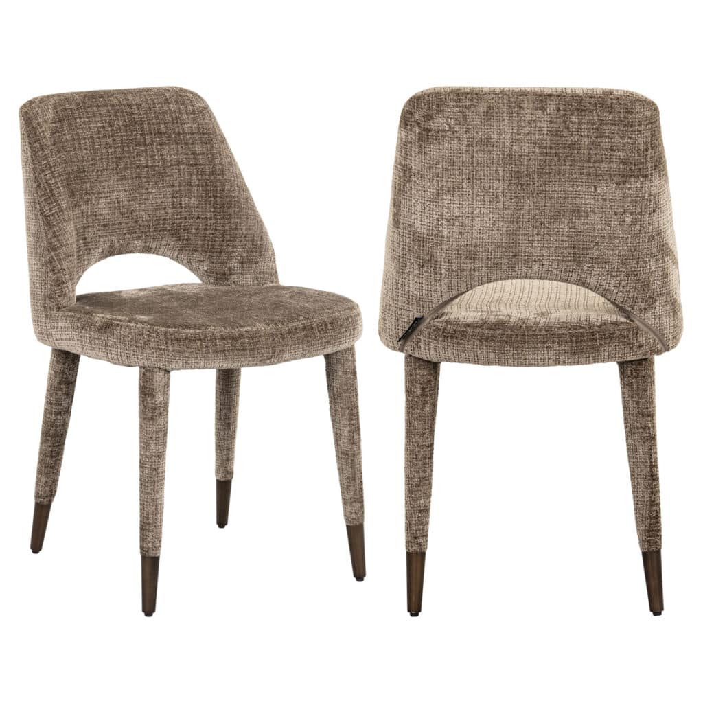 Eetkamerstoelen met beige bekleding en houten poten, modern interieur design.