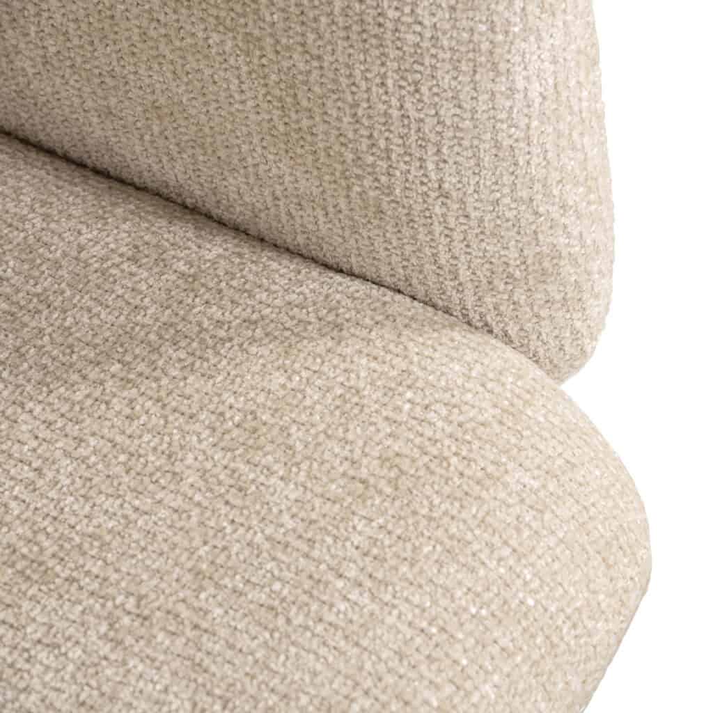 Chaise de salle à manger confortable de couleur crème, dotée d'un rembourrage moelleux.