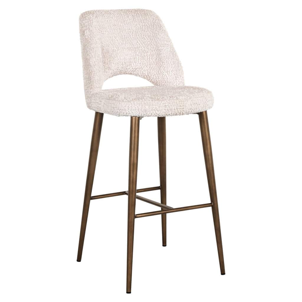Delphine barstoel met zachte crème bekleding en houten poten.