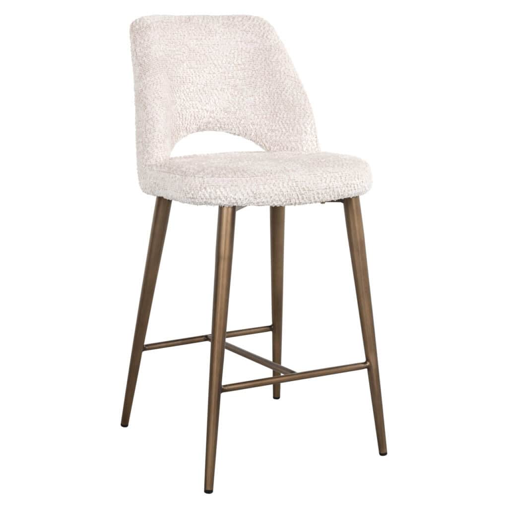 Eetkamerstoel met zachte, witte bekleding en houten poten voor modern interieur.