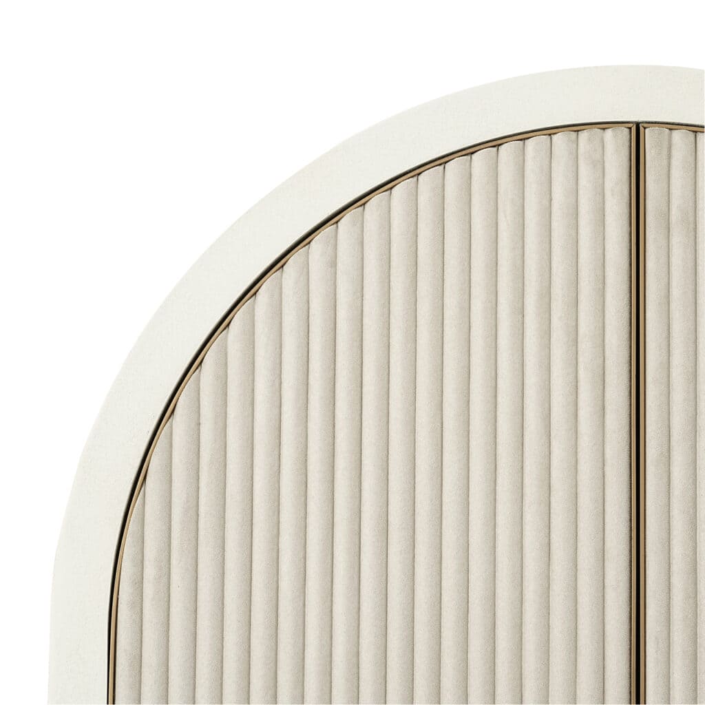 Elegant interieur met gebogen houten wandpanelen en zachte kleuren.