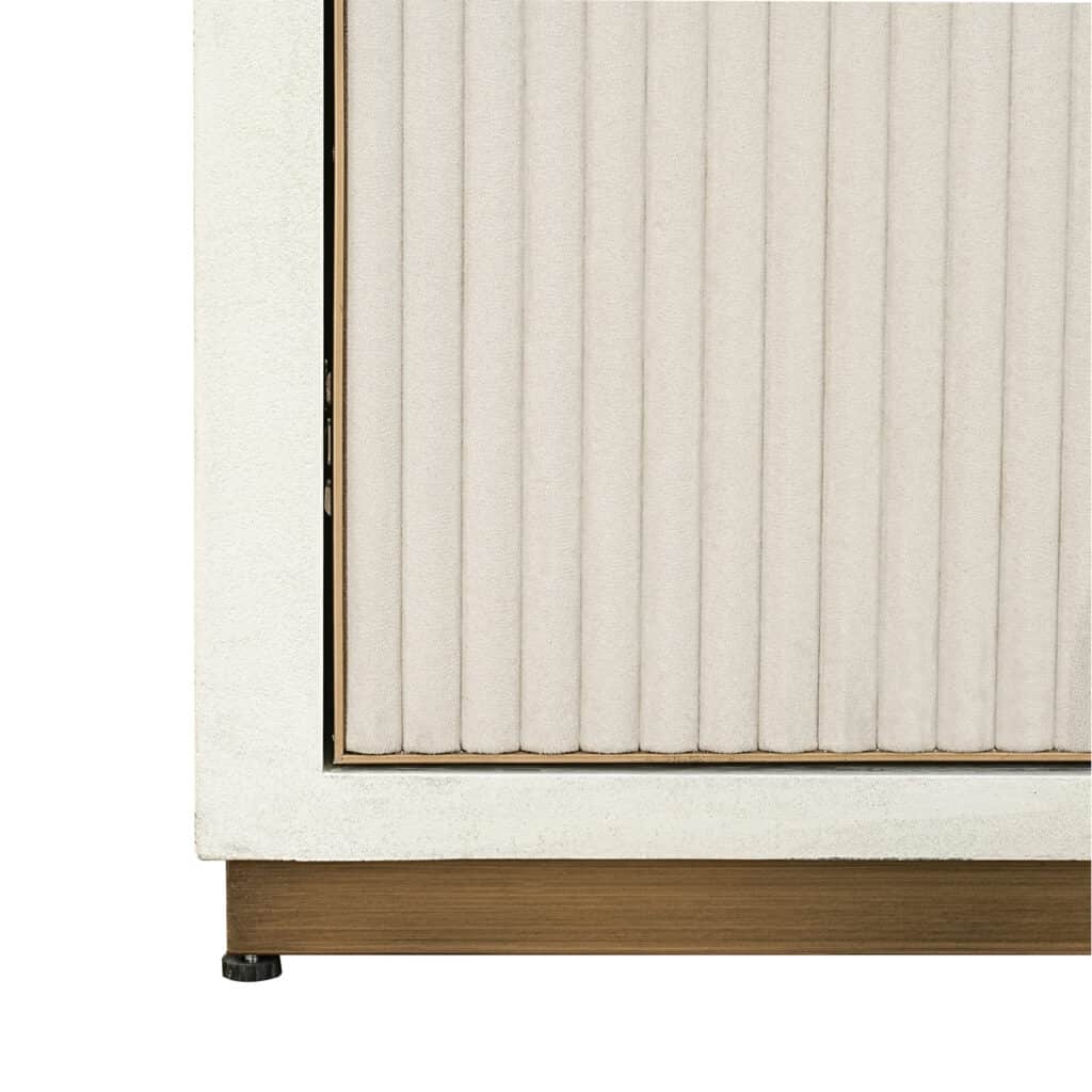 Moderne houten meubel met verticale panelen voor interieurdesign.